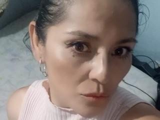 LauraMature018