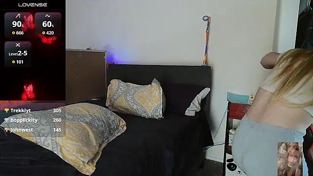 Blondiewithanass