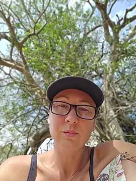 Cheeky_MILF