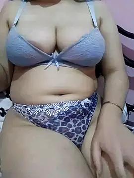 Farah-angel-boobs